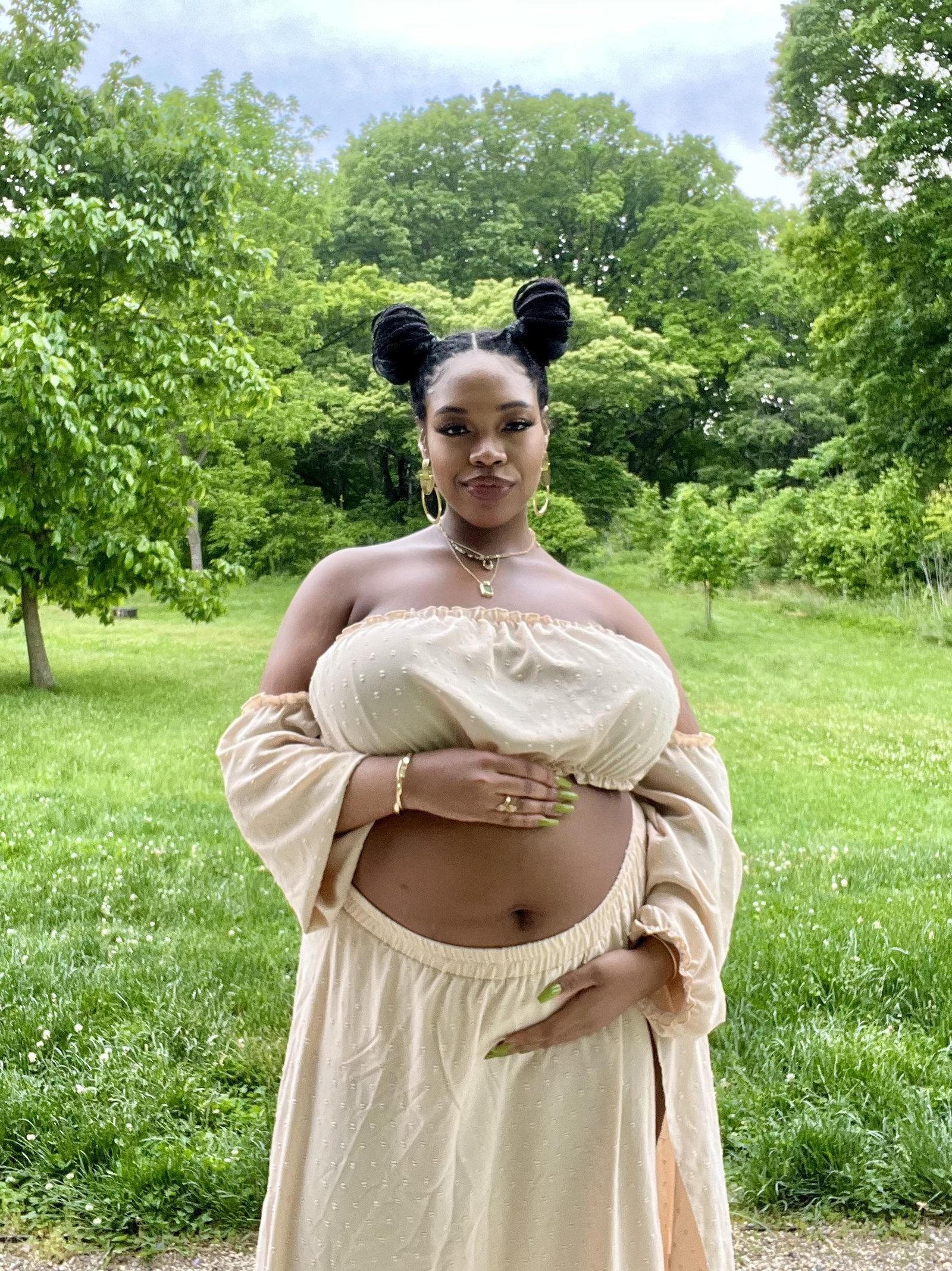 Source: https://www.reddit.com/r/PlusSize/comments/13u5xwu/who_says_you_cant_be_cute_pregnant_and_plus_size/