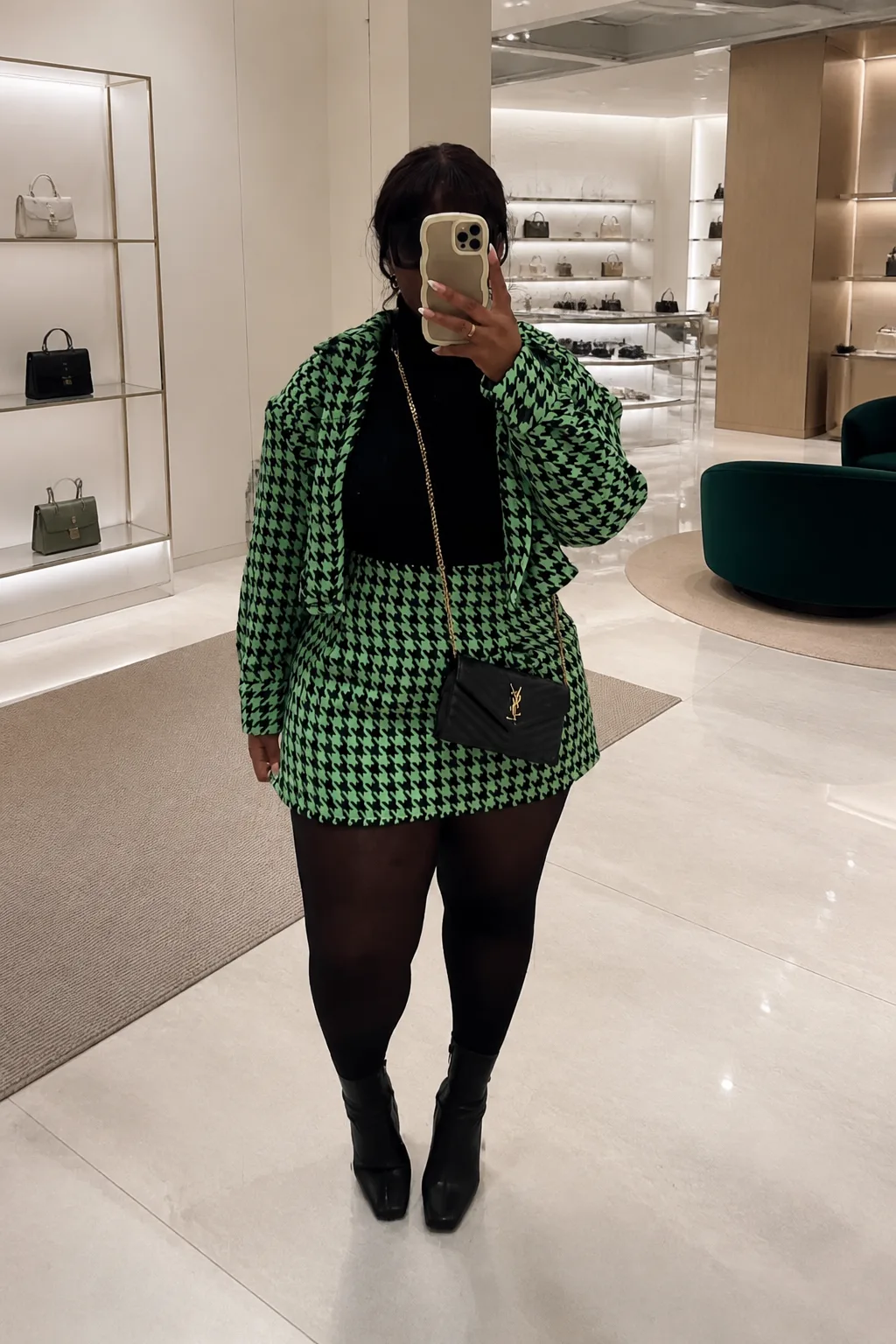 Bold Houndstooth for Luxe Shopping