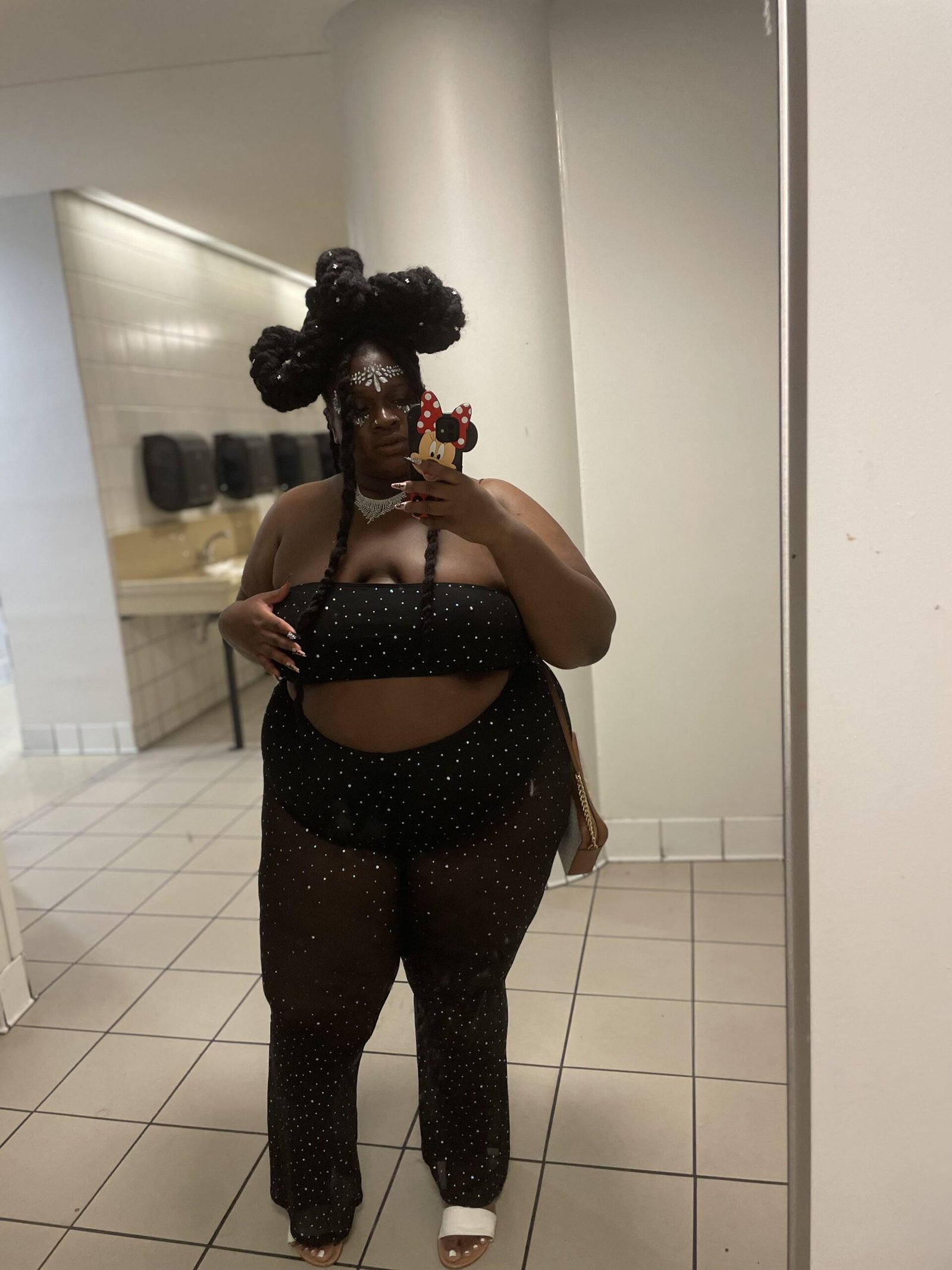 Source: https://www.reddit.com/r/PlusSizeFashion/comments/1q6hu8t/concert_outfit/