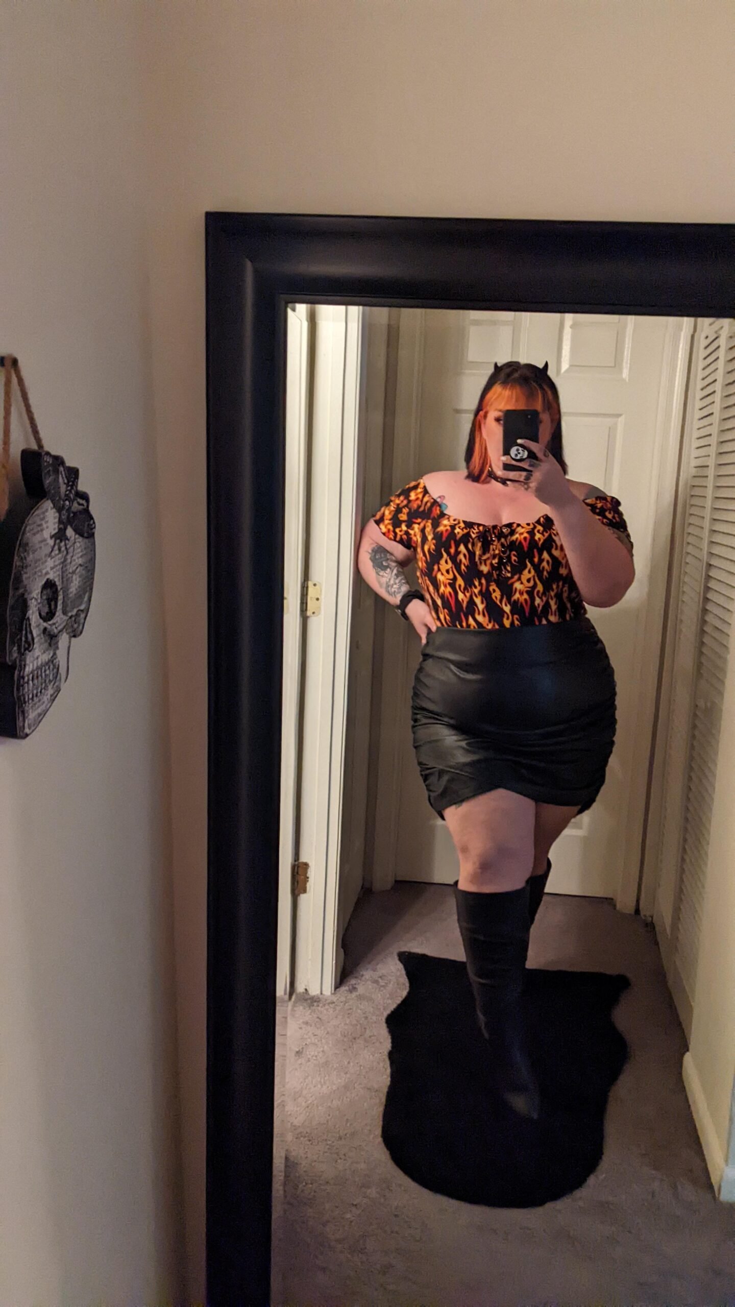 Source: https://www.reddit.com/r/PlusSizeFashion/comments/tmv0fa/i_wore_this_out_yesterday_but_the_bar_was_empty/