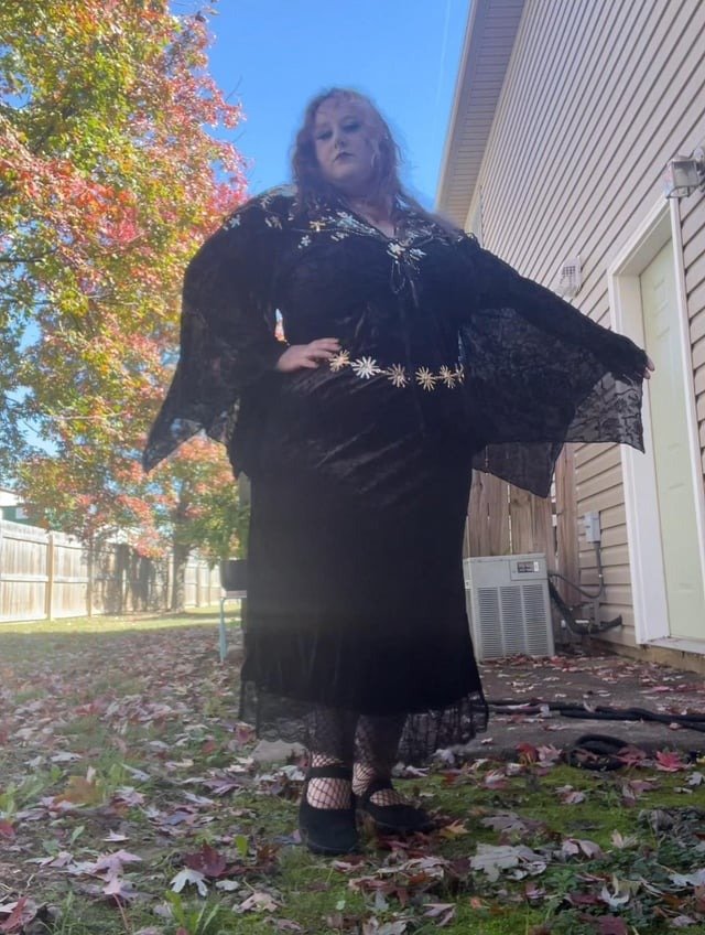 Source: https://www.reddit.com/r/whimsigothic/comments/1rqd0uy/more_plus_sized_outfit_inspo/