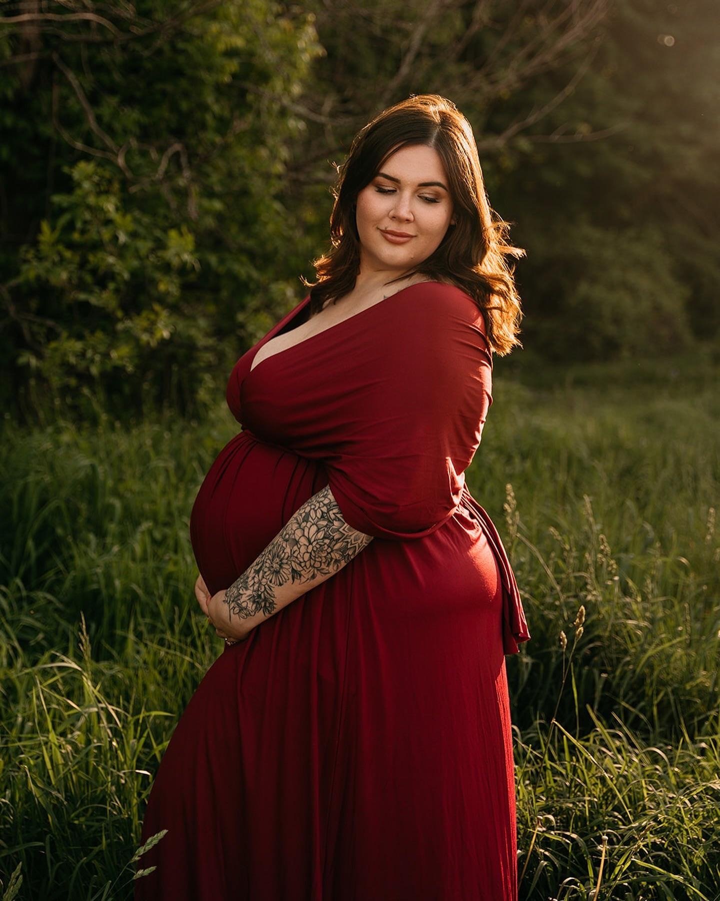 Source: https://www.reddit.com/r/PlusSizePregnancy/comments/1dxd977/maternity_photo_shoot/