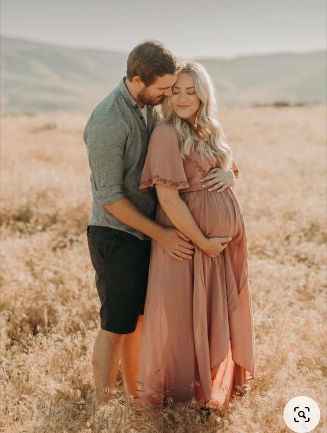 Source: https://www.reddit.com/r/PlusSizePregnancy/comments/1cb8u5n/help_me_find_a_dress_for_maternity_pictures/