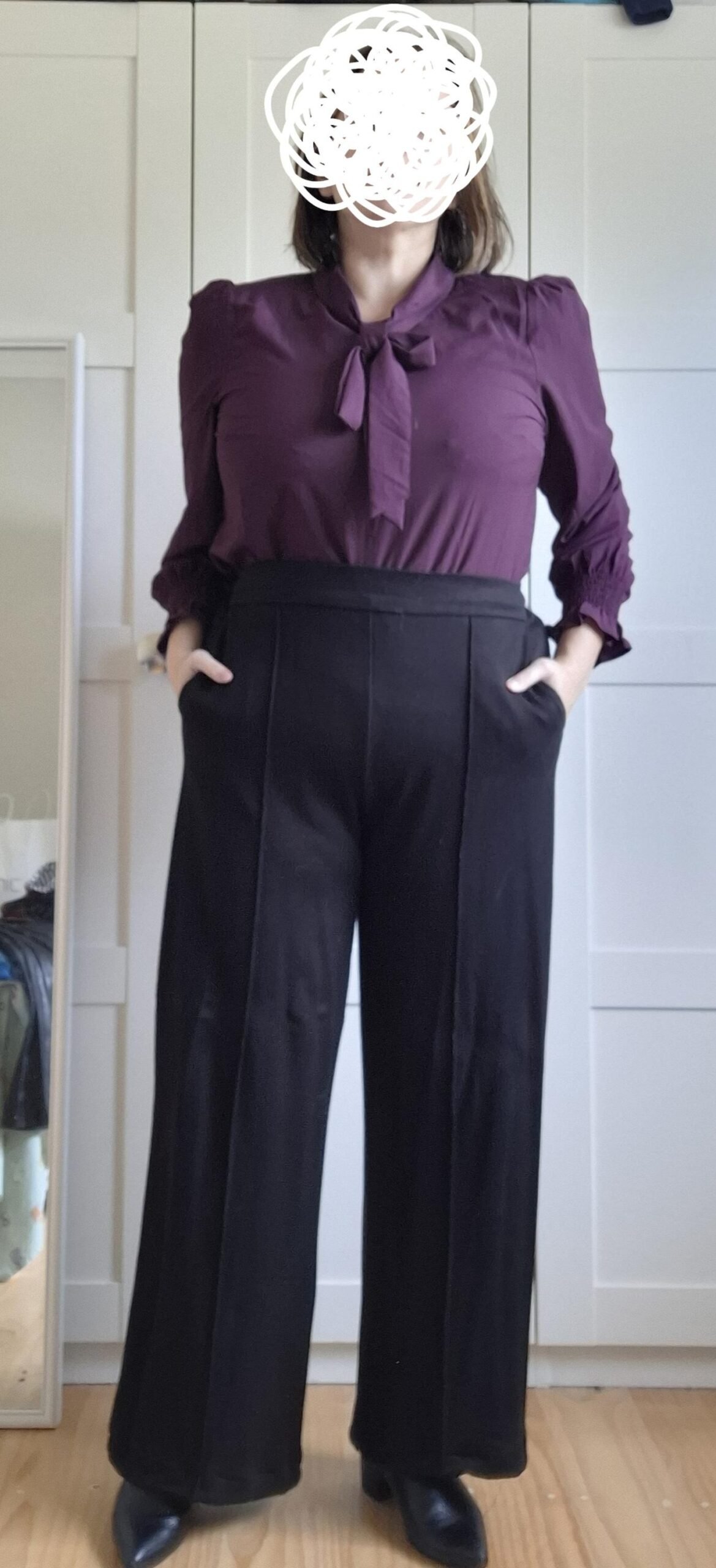 Source: https://www.reddit.com/r/SoftDramatics/comments/1e7kzyh/winter_work_outfits_plusmidsize_still_figuring_it/