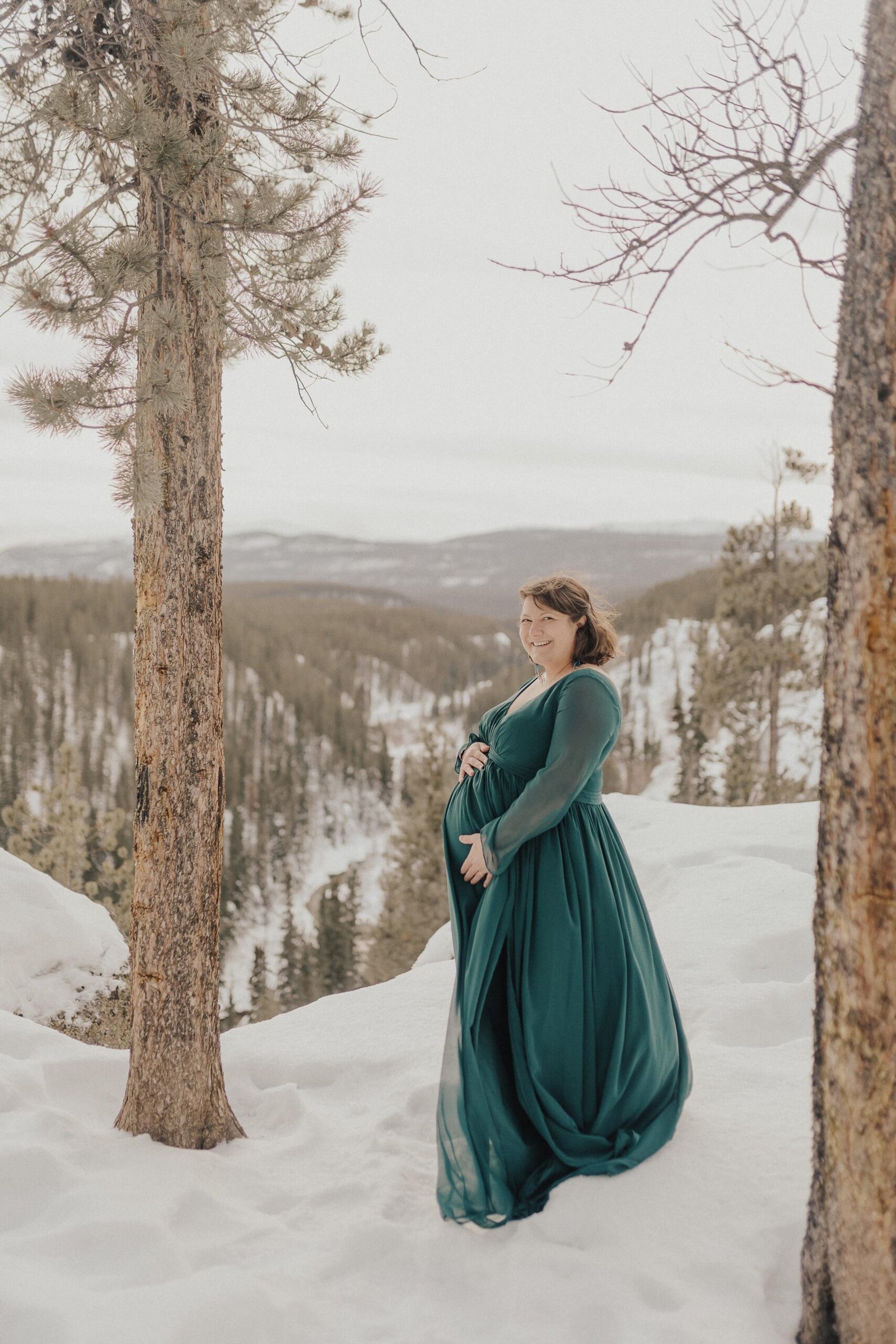 Source: https://www.reddit.com/r/PlusSizePregnancy/comments/1ihuean/maternity_shoot_dresses/