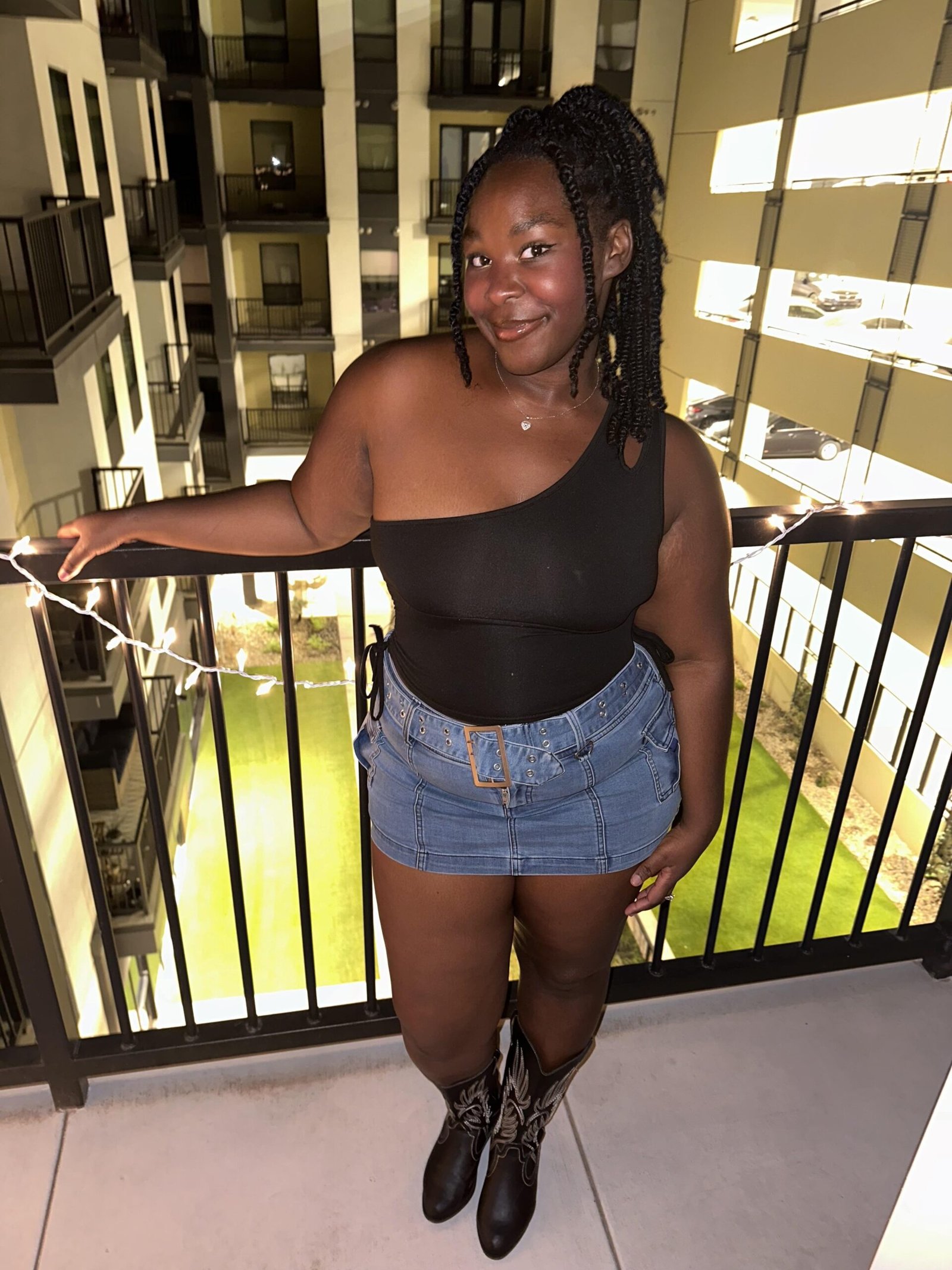 Source: https://www.reddit.com/r/fashion/comments/1729ngl/what_do_you_wear_out_clubbing/